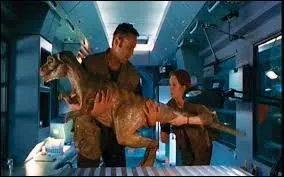 Dans le deuxième volet, quel bébé dinosaure ramènent deux personnages ?