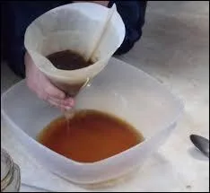 Mon père vient de jeter son ____ à café.