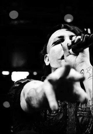 De quelle couleur est sa lentille de contact (celle qu'il met le plus souvent) ?