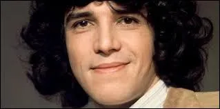 Il chantait " Mélissa ", elle vivait toujours dévêtue depuis elle s'est rhabillée ....mais le chanteur c'est qui ?