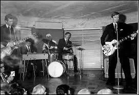 Il chantait " Mirza " et cherchait son chien partout, depuis il l'a retrouvé mais quel est ce chanteur ?