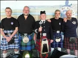 Peter McNamee dirige des pipe bands mais il est aussi le chanteur du ''Peter McNamee Band'' . Complétez le titre de la reprise que je vous propose : ''There's --------- in the Jar'' .