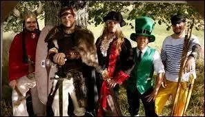 Oubéret est composé de musiciens déguisés en ''personnages'' . Comment s'appelle celui qui porte un costume vert sur la photo ?