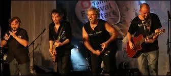 Mask Ah Gazh est un groupe au chanteur/percussioniste original. Lors de quelle guerre le masque à gaz fut-il utilisé pour la première fois ?