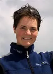 Qui est cette navigatrice célèbre pour avoir terminé deuxième du Vendée Globe 2000-2001 puis pour avoir battu le record du tour du monde à la voile en solitaire en 2005 ?