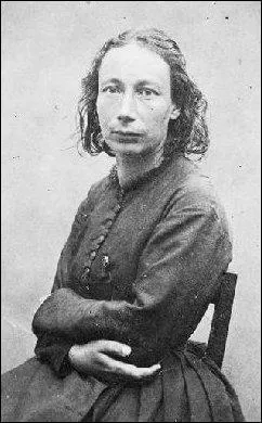 Quel était le métier de Louise Michel, l'une des figures majeures de la Commune de Paris. Première à arborer le drapeau noir ?