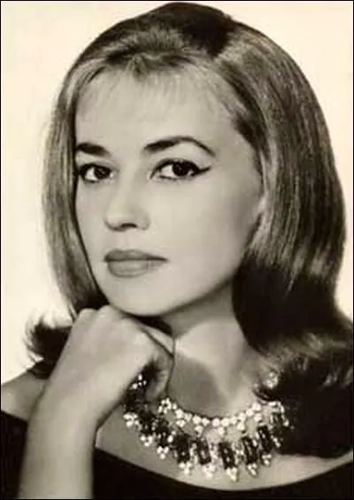 Qui est cette actrice, réalisatrice et chanteuse française née en 1928, première femme élue à l'Académie des beaux-arts de l'Institut de France en 2000 ?