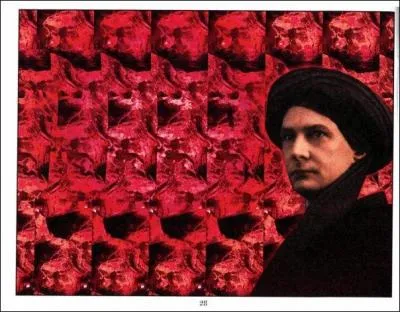 Sur cette photo, la pierre philosophale est étonnamment :