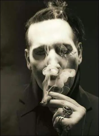 Combien de déguisements ou maquillages différents fait-il par semaine ?