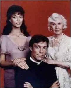 D'après le titre de cette série, "Les Oiseaux se cachent pour :