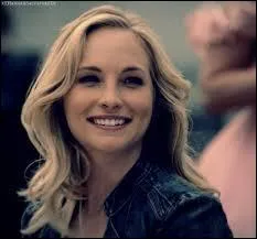 Par qui Caroline a-t-elle était transformée en vampire ? Si oui comment ?