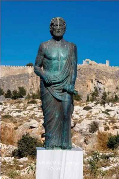 Souverain et tyran de Lindos, si robuste et si beau qu'on lui attribua la lignée du demi-dieu Héraclès, il étudia la philosophie en Égypte d'où il en reviendra bouleversé. Qui est ce sage ?