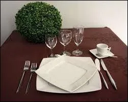 Dans l'art de dresser la table, que contient le verre le plus imposant ?