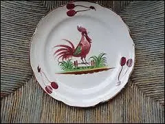 Sur une assiette comment appelle-t-on la bordure l&eacute;g&egrave;rement inclin&eacute;e entourant le bassin central ?