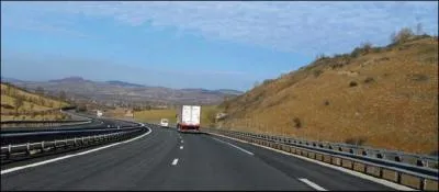 Je tracte une caravane et l'ensemble dépasse 7 mètres.
Je laisse un intervalle minimum de sécurité :