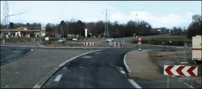 Le panneau à chevrons blancs et rouges peut signifier :