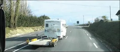 Malgré mes appels de feux, ce véhicule reste dans la voie de gauche.