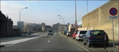 Le stationnement est autorisé sur ce trottoir.