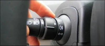 Je suis seul, la nuit, sur une route non éclairée. Je dois allumer :