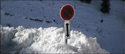 Je peux stationner avant le panneau.