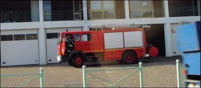Je dois céder le passage à ce véhicule rouge lorsqu'il utilise ses gyrophares bleus.