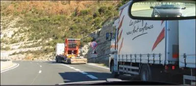 Je roule au maximum de la vitesse autorisée. Pour maintenir la distance
de sécurité avec le véhicule qui me suit, je peux :