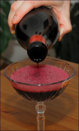 Peut-on élaborer un champagne AOC/AOP à partir de raisins rouges ?