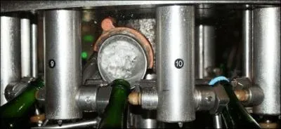 Comment s'appelle l'opération qui consiste à évacuer le dépôt causé lors de la prise de mousse ?