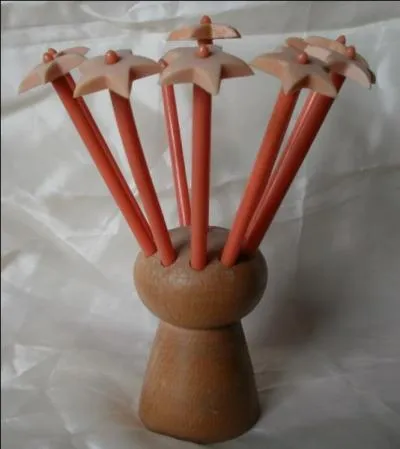 Les instruments illustrant la question servent à faire mousser le champagne pour le dégazéifier. En gros, à détruire en 30 secondes 3 ans de travail... Comment les nomme-t-on ? (en vogue au XVIIIIe siècle)