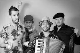 Alors la rage au cur la java fait la malle / Ses p'tit's fesses en bataille sous sa jupe fendue...