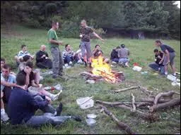 Autour d'un feu de camp elle rêvait d'une maison blanche en chantant...