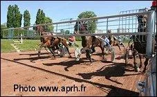 Quelles sont les deux façons de démarrer une course de trot attelé ?