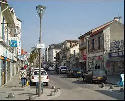 Nous fl&acirc;nons dans les rues de Villiers-le-Bel. Ville francilienne dans le c�ur de la Plaine de France, elle se situe dans le d&eacute;partement ...