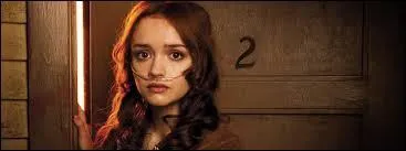 Au lycée, Norman rencontre une jeune fille très sympathique qui va bien vite devenir son amie. Qui est-elle ?