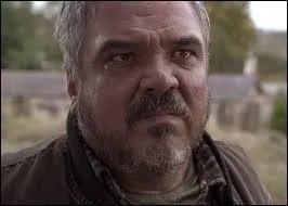 J'ai oublié trois petites questions, alors faisons donc un petit retour en arrière.
Comment s'appelle l'homme qui a violé Norma ?