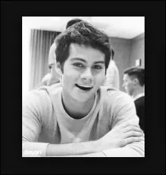 Avec qui Stiles sort-il dans la saison 4?