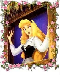 Attirée par une boule lumineuse, elle se pique au rouet. Pour éviter d'annoncer cela au couple royal, que font les fées ?