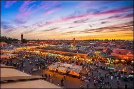 Quel est le nom de cette place publique ?