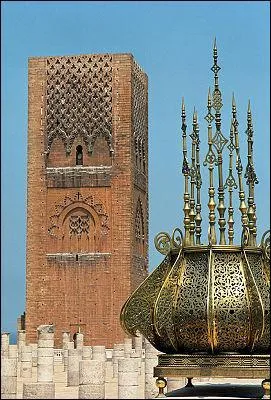 Cette tour est située dans la capitale du Maroc, à Rabat, elle a été construite avec une pierre de couleur rouge, en 1196. Quel est-elle ?