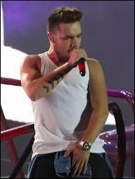 Au début, que fait Liam ?