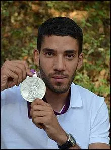Mahiedine Mekhissi remporte le titre du 3 000 m steeple aux Championnats d'Europe de Zurich en 2014, mais est finalement disqualifié. Pourquoi ?