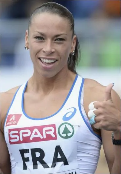 Qui est cette athlète française spécialiste du 100 mètres haies, co-détentrice du record de France avec 12 s 56 (2014) ?