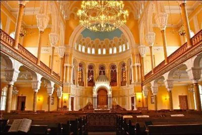 Comment s'appellent les lieux de réunion des fidèles du judaïsme ?