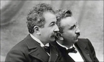 Quels frères français ont présenté pour la première fois à l'exposition universelle de 1900 leur invention ?