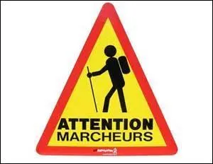 Sachant que chaque pied frappant le sol lors de la marche exerce une pression d'environ trois fois le poids du corps, à quelle pression seront soumis les membres inférieurs d'un corps de 70 kg ?