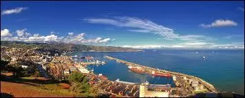 Skikda est un ville se situant...