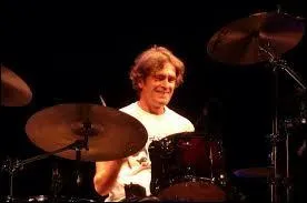 Le second est né le 7 juillet 1953 en région parisienne. Il joue de la batterie, et fut membre du groupe "Semolina" avant d'appartenir au groupe "Téléphone". Vous l'avez reconnu, voici...