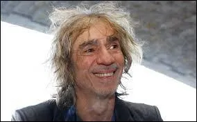 Le dernier fut juré dans "The Voice, la plus belle voix". Il est né le 23 février 1954 à Oran (en Algérie) et est un guitariste de talent. Qui est-il ?