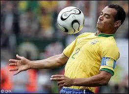 Lequel de ces hommes est le joueur le plus capé de l'équipe ?