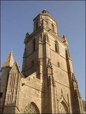 Bien sûr, en passant, je suis aussi obligé de vous montrer l'église...